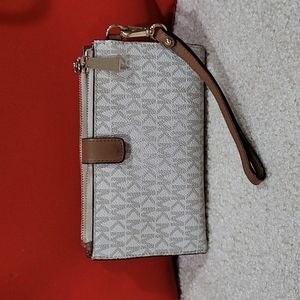 MK Adele Logo Smartphone Wallet